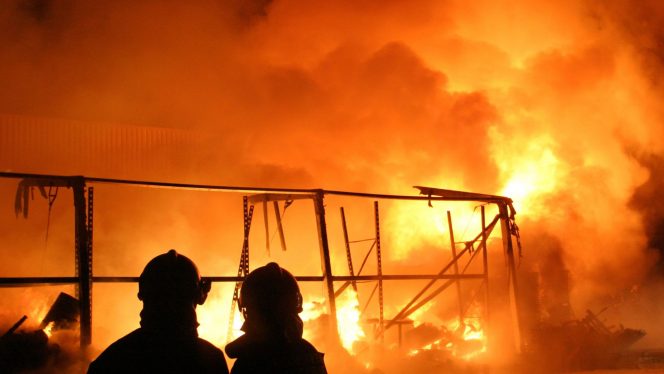 
 Gudang Tiner Di Surabaya Terbakar, Terdengar Belasan Ledakan