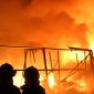 Gudang tiner CV Rajawali Chemical di Jalan Kalianak Madya 1 nomor 5 diliputi kobaran api, menciptakan kepanikan di sekitarnya setelah terdengar belasan ledakan hebat.