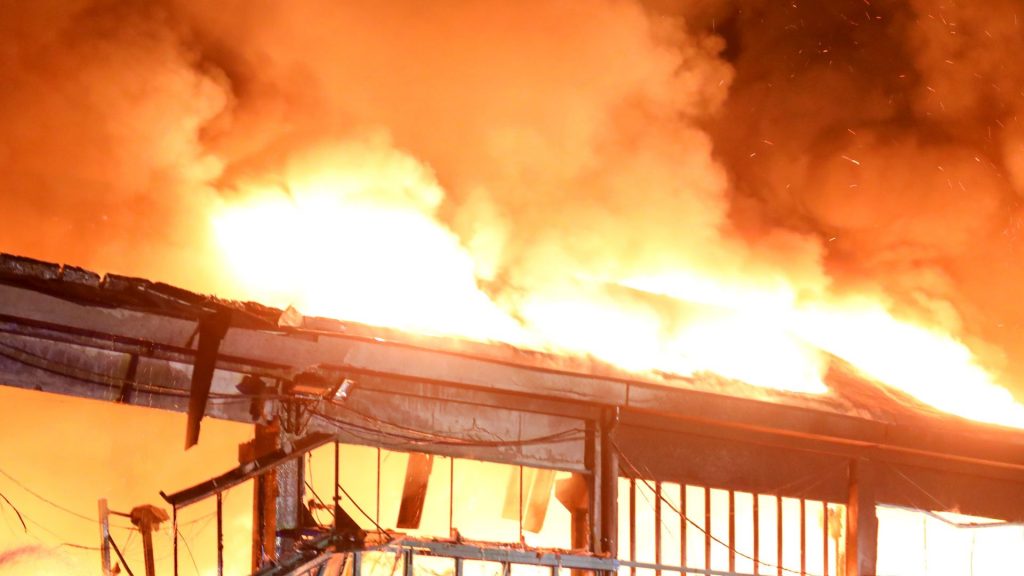 Gudang tiner CV Rajawali Chemical di Jalan Kalianak Madya 1 nomor 5 diliputi kobaran api, menciptakan kepanikan di sekitarnya setelah terdengar belasan ledakan hebat.