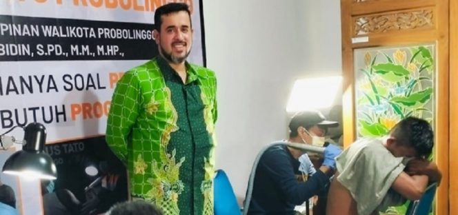 
 Wali Kota Probolinggo Hadi Zainal Abidin yang memantau pelaksanaan hapus tato Foto Humas Pemkot Probolinggo