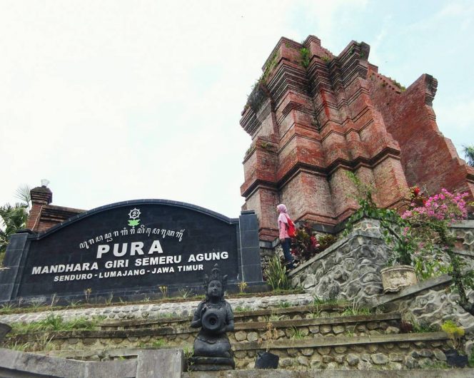 
 Menikmati Keindahan di Pura Mandara Giri Semeru