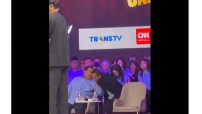 
 Prabowo Tarik Kerah Jaket Menteri Bahlil saat Debat Cawapres, Netizen: Ngeri Banget