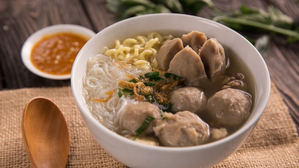 Berwisata kuliner ( canva )
