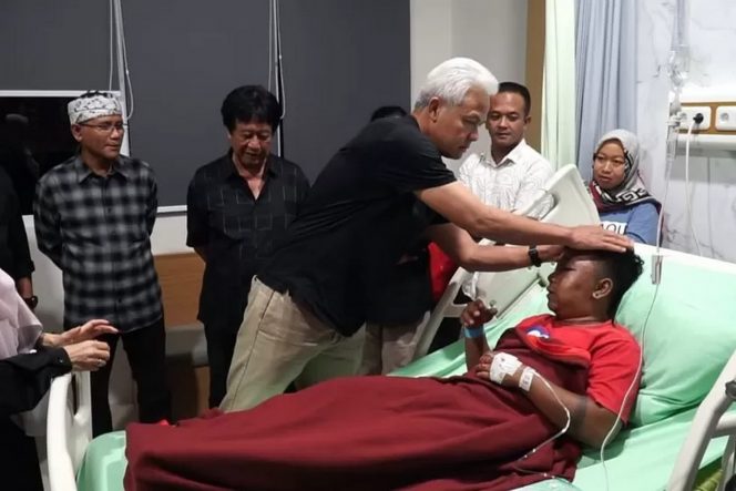
 Ganjar jenguk korban pengeroyokam oknum TNI di ruang perawatan RSUD Pandan Arang Boyolali. (SMSolo/Joko Murdowo)