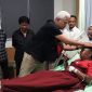 Ganjar jenguk korban pengeroyokam oknum TNI di ruang perawatan RSUD Pandan Arang Boyolali. (SMSolo/Joko Murdowo)