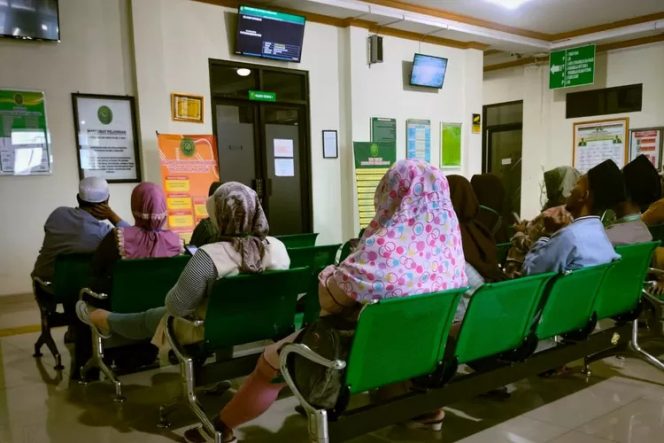 
 Pengunjung PA Lumajang ketika mengantri panggilan sidang.