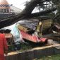 Kondisi pohon beringin yang tumbang timpa sejumlah kios dan 9 orang di Alun-alun Kota Blitar, Senin (8/1/2024).