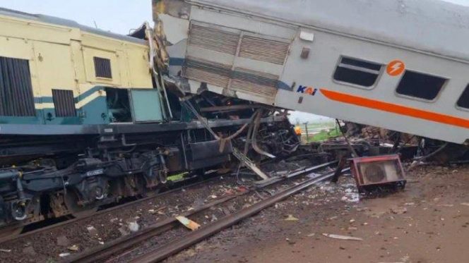 
 Tabrakan antar kereta api (KA) terjadi pada perlintas KA di petak Stasiun Cicalengka-Haurpugur Bandung pada Jumat (5/1/2024) pagi.  Artikel ini telah tayang di TribunJabar.id dengan judul Kecelakaan KA Turangga vs KA Baraya di Cicalengka Bandung, Daop II Bandung Segera Lakukan Evakuasi, https://jabar.tribunnews.com/2024/01/05/kecelakaan-ka-turanggan-vs-ka-baraya-di-cicalengka-bandung-daop-ii-bandung-segera-lakukan-evakuasi.
Penulis: Deanza Falevi | Editor: Seli Andina Miranti