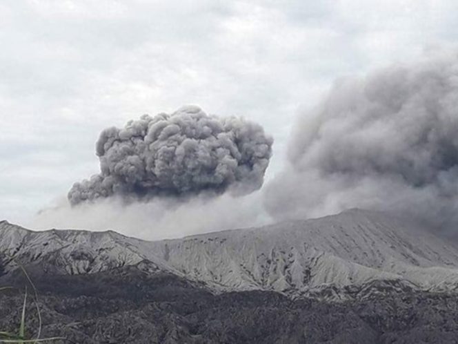 
 Erupsi Gunung api Dukono di Kabupaten Halmahera Utara, Maluku Utara
