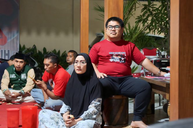 
 suasana nobar debat capres ke dua di posko pemenangan Ratih Dayanti