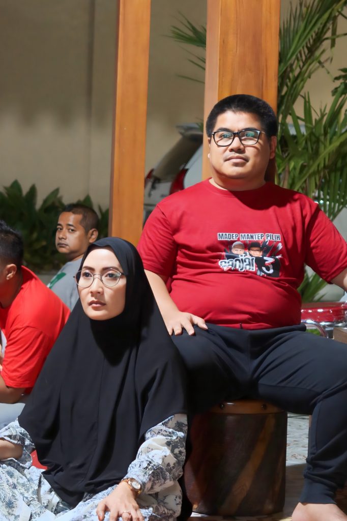 suasana nobar debat capres ke dua di posko pemenangan Ratih Dayanti