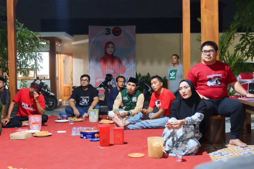 suasana nobar debat capres ke dua di posko pemenangan Ratih Dayanti