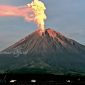 Gunung Semeru di Kabupaten Lumajang, Jawa Timur mengalami erupsi dengan menyemburkan kolom abu setinggi 2000 meter. (AP Photo)