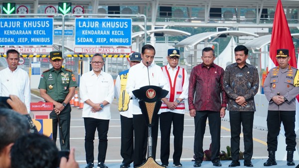 Presiden Jokowi secara resmi meresmikan Jalan Tol Pamulang-Cinere-Raya Bogor di Gerbang Tol (GT) Limo Utama, Kota Depok, Jawa Barat.