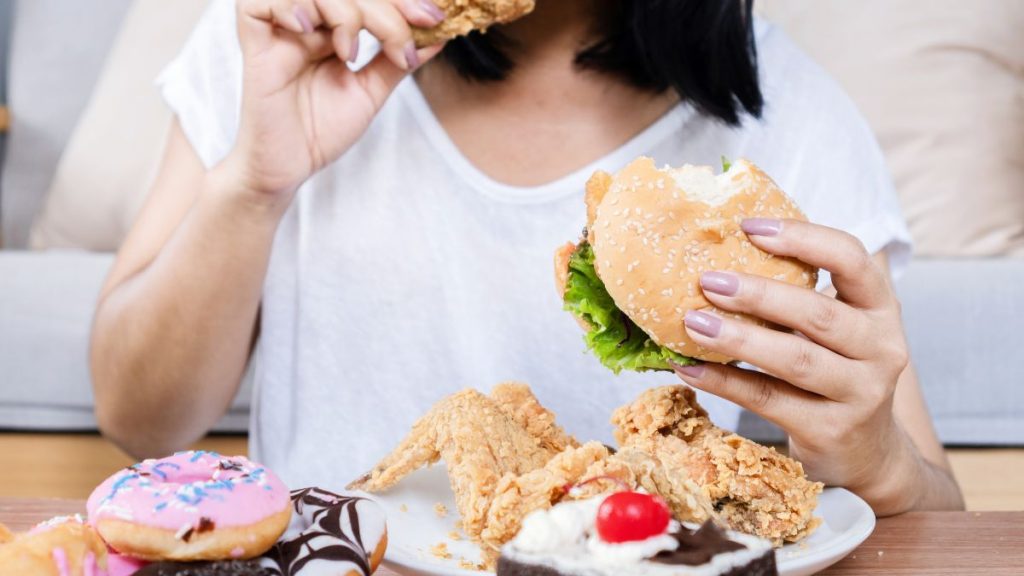 Ilustrasi 7 Kebiasaan Sepele yang Ternyata Bikin Badan Cepat Gemuk (Canva)