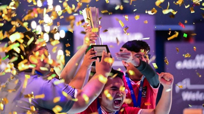 
 Timnas Indonesia yang diwakili oleh pro player, Elga Cahya Putra, Akbar Paudi, dan Rizky Faidan berhasil memecahkan rekor sebagai juara eAsian Cup pertama. 