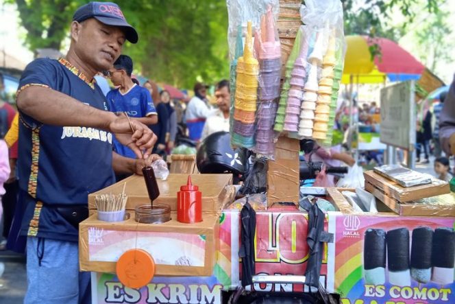 
 Car Free Day Alun-Alun Lumajang, PKL Raih Untung Besar
(Putriana Nur Faizah)