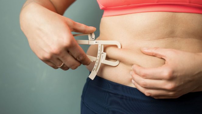 
 Ilustrasi 7 Kebiasaan Sepele yang Ternyata Bikin Badan Cepat Gemuk (Canva)