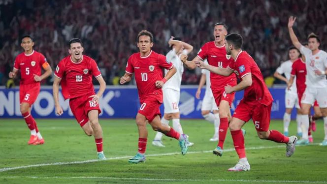 
 Pemain Timnas Indonesia, Nathan Tjoe A On (14) ditempel ketat pemain Vietnam, Tuan Tai Phan (12) pada lanjutan laga Kualifikasi Piala Dunia 2026 Zona Asia group F di SU GBK, Kamis (21/3). (PSSI)