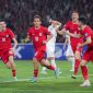 Pemain Timnas Indonesia, Nathan Tjoe A On (14) ditempel ketat pemain Vietnam, Tuan Tai Phan (12) pada lanjutan laga Kualifikasi Piala Dunia 2026 Zona Asia group F di SU GBK, Kamis (21/3). (PSSI)