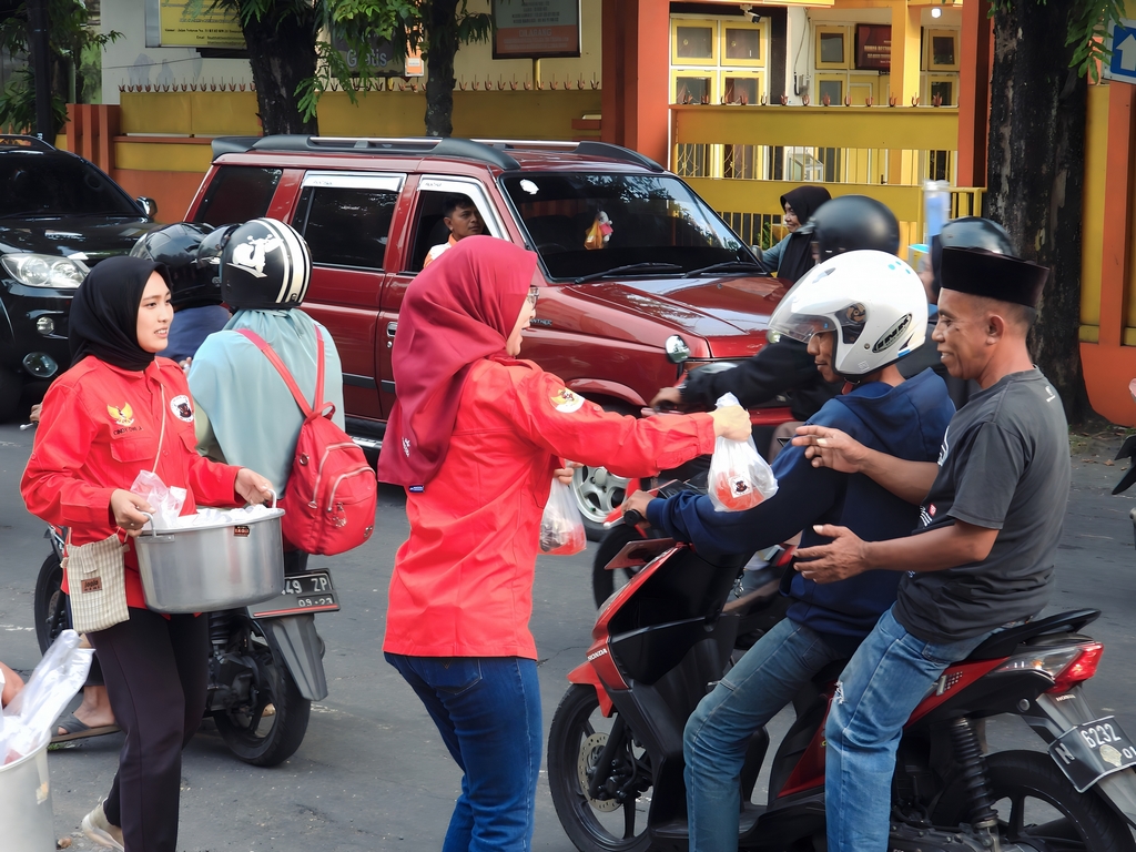 bagi takjil bmi - tim media agus setiawan