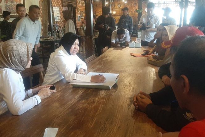 
 Menteri Sosial Tri Rismaharini rapat antisipasi bencana dengan Dinas Sosial Lumajang, Senin (22/4/2024)