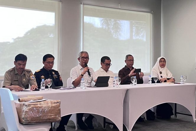 
 Kepala Bidang PAUD Pendidikan Masyarakat dan Pendidikan Khusus Wawan Sofwanudin, Kepala KPU Bea dan Cukai Tipe C Soekarno Hatta Gatot Sugeng Wibowo, Dirjen Bea dan Cukai Askolani, Stafsus Bidang Komunikasi Strategis Kemenkeu Yustinus Prastowo, Senior Technical Advisor DHL Indonesia Ahmad Mohammed, Plt Kepala SLB A Pembina Tingkat Nasional Dedeh Kurniasih saat konferensi pers di Kantor DHL Express Indonesia, Tangerang, Senin (29/4/2024).