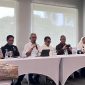 Kepala Bidang PAUD Pendidikan Masyarakat dan Pendidikan Khusus Wawan Sofwanudin, Kepala KPU Bea dan Cukai Tipe C Soekarno Hatta Gatot Sugeng Wibowo, Dirjen Bea dan Cukai Askolani, Stafsus Bidang Komunikasi Strategis Kemenkeu Yustinus Prastowo, Senior Technical Advisor DHL Indonesia Ahmad Mohammed, Plt Kepala SLB A Pembina Tingkat Nasional Dedeh Kurniasih saat konferensi pers di Kantor DHL Express Indonesia, Tangerang, Senin (29/4/2024).