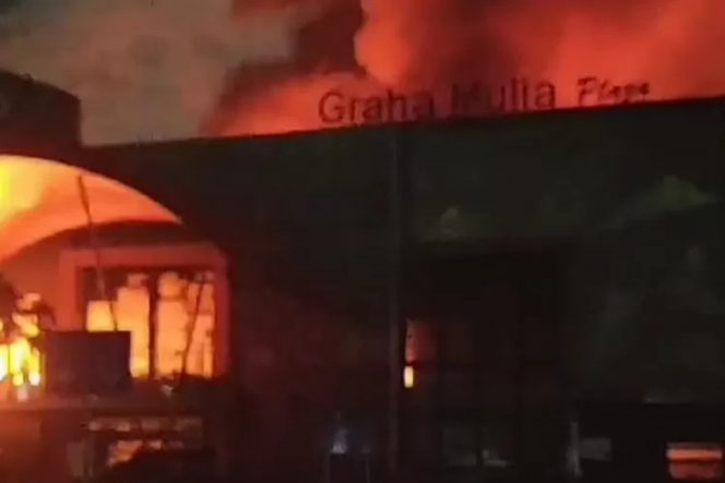 
 GM Plaza Labruk Lumajang kebakaran Dini hari tadi (Screenshot video WAG)