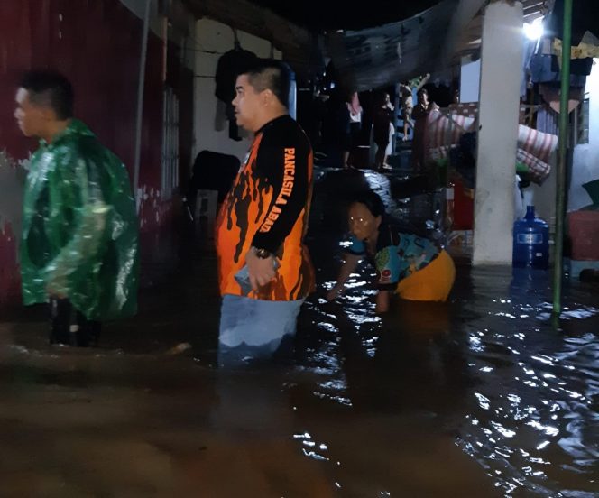 
 Ketua Pemuda Pancasila Lumajang Agus Setiawan terjun ke kawasan banjir di Kota Lumajang, Kamis (18/4/2023).