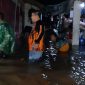 Ketua Pemuda Pancasila Lumajang Agus Setiawan terjun ke kawasan banjir di Kota Lumajang, Kamis (18/4/2023).