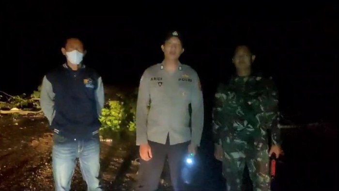 TNI Polri di lokasi untuk melakukan penanganan dampak longsor (Foto: Tangkapan Layar)