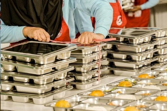 
 Upaya Pemerintah Dorong Industri Dalam Negeri, Luhut Larang Penggunaan Tempat Makan Impor untuk MBG: Suruh Bikin Lokal