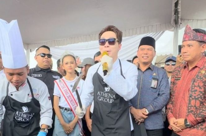 
 Bantah Willie Salim, Dokter Richard Lee Justru Buktikan Warga Palembang Tertib saat Masak 300 kg Rendang