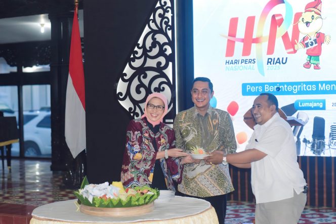 
 Peringati Hari Pers Nasional 2025, Pemkab Lumajang Gelar Buka Puasa Bersama dan Potong Tumpeng