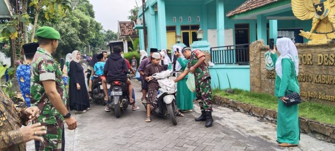 
 Fatayat NU dan Pemdes Sukosari Berbagi Takjil Saat Ramadhan