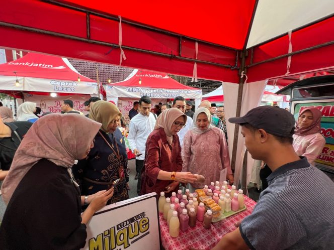 
 Bank Jatim Cabang Lumajang dan Diskopindag Gelar Bazar UMKM dan Bagikan Sembako untuk Kaum Dhuafa di Lumajang