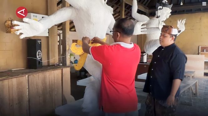 
 Harmoni di Tengah Keberagaman: Kerja Sama Umat Muslim dan Hindu di Senduro Menyiapkan Ogoh-Ogoh