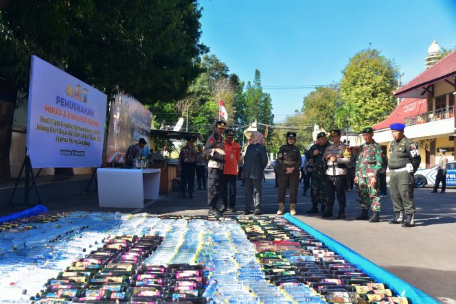 
 Lumajang Perkuat Keamanan Ramadan: Ribuan Botol Miras dan Knalpot Brong Dimusnahkan