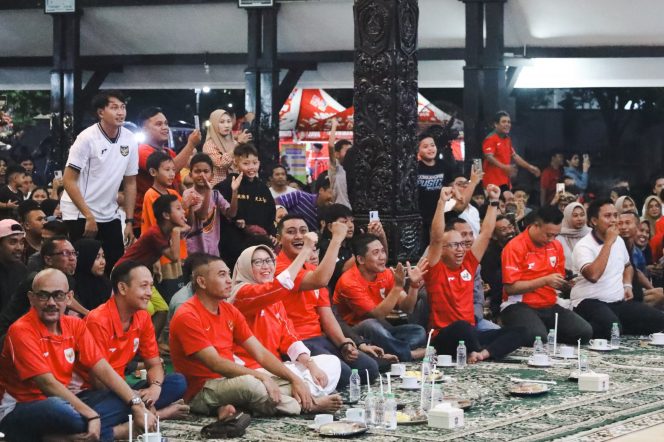 
 Kebersamaan dalam Semangat Garuda: Ratusan Warga Hadiri Nobar Timnas di Pendopo Lumajang