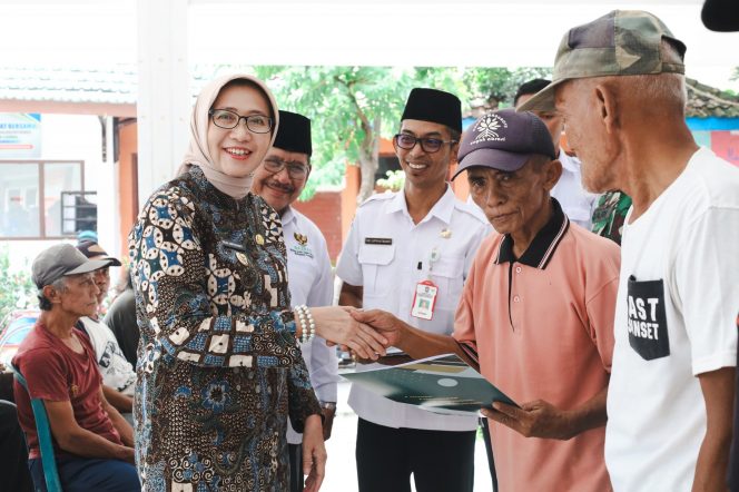 
 Pemkab Lumajang Salurkan Santunan Ramadan untuk Tukang Becak Lewat BAZNAS