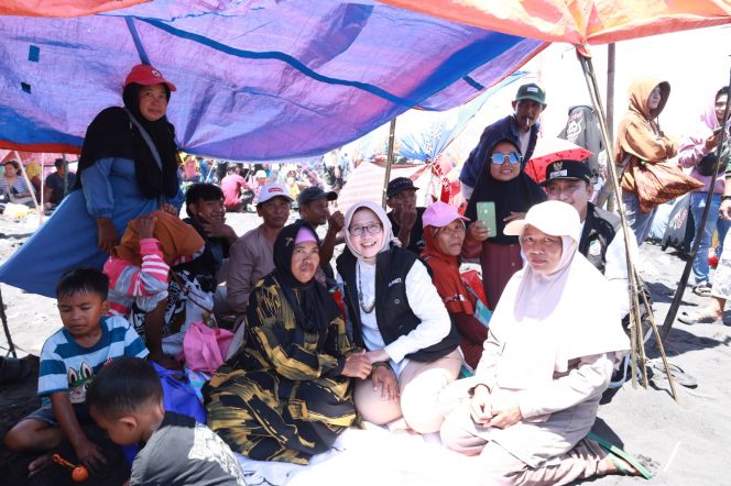 
 Lebaran Ketupat di Pantai Mbah Drajid: Tradisi Tahunan yang Mengikat Keluarga dan Kearifan Lokal