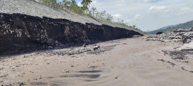 
 Waspada dan Tangguh: Warga Sumberwuluh Menanti Perbaikan Tanggul DAS Semeru