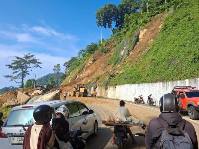 
 Longsor Tutup Jalur Lumajang-Malang, Roda Empat Kini Bisa Melintas Bergantian