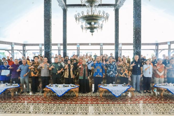 
 Bupati Lumajang Larang Penahanan Ijazah dan Wajibkan UMK