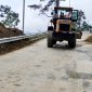 Petugas BPBD memantau jalur Piket Nol Lumajang pasca-longsor