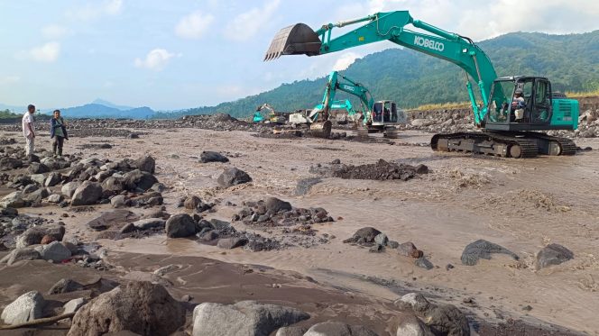 
 Dusun Sumberlangsep Terisolasi, Warga Lumajang Nekat Belanja di Tengah Sungai