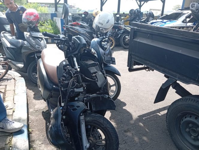 
 Kecelakaan di Jalan Nasional Lumajang: Pengendara Motor Mengalami Gegar Otak Ringan