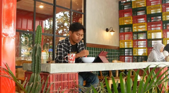 
 Kedai C2Djaya Lumajang: Bubur Ayam Kopitiam Tanpa Kuah dengan Nuansa Vintage yang Memikat Selera