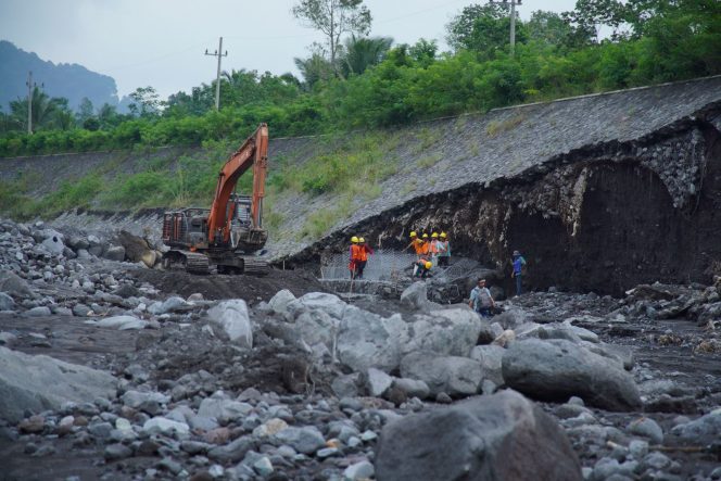 
 Pemprov Jatim Beraksi Cepat Perbaiki Tanggul Sungai yang Jebol Akibat Banjir Lahar Semeru